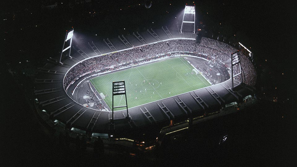 Der Siegerpokal des DFB Pokal wird in die Höhe gehalten | Bildquelle: dpa, Maurizio Gambarini